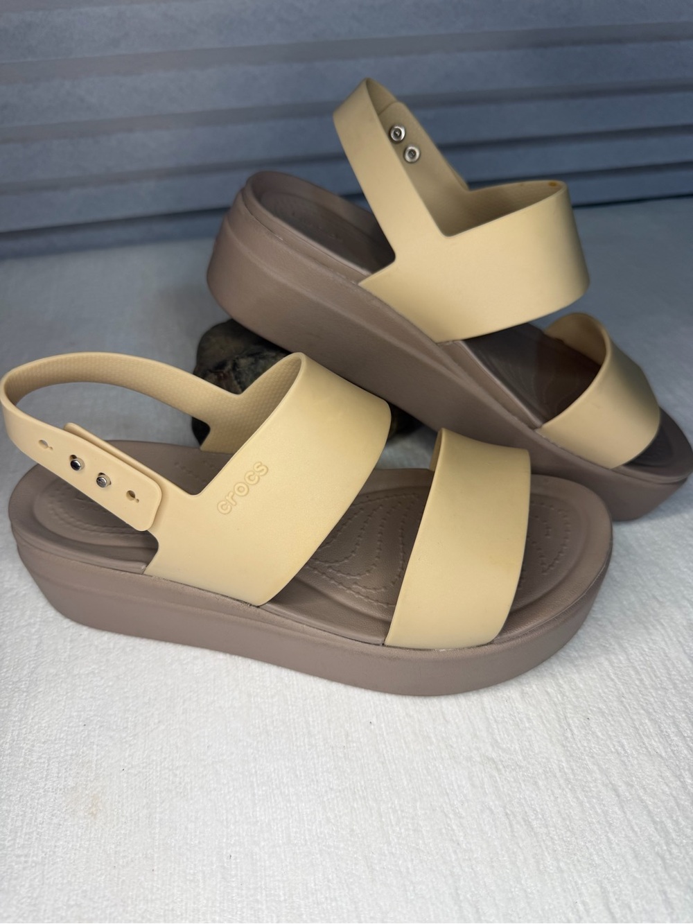 CROCS Women’s Brooklyn Low Wedge Sandals Sz/7. Cashew color